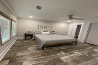 Cozy modern style home, sleep 8, all the amenities of home. Hoteles en Sylvania