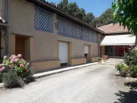 Bed and breakfast in restored Gascon house 2 km from shops. Hotels in Gers