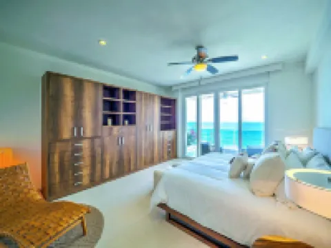 Luxurious beachfront penthouse! Panoramic views, white sand beach, private pool