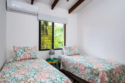 Cozy 2 bedroom condo with pool, steps from the beach