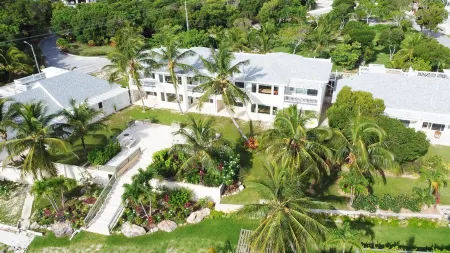 2BR/2BA Ground Floor Apartment in Lush Tropical Garden, 3