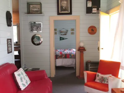 Gorgeous Character Bach Hotels near Pancake Rocks Lookout