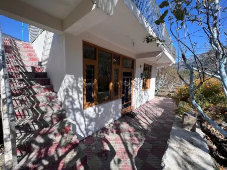 The Retreat - cozy cottage nestled in apple orchard with gorgeous mountain views