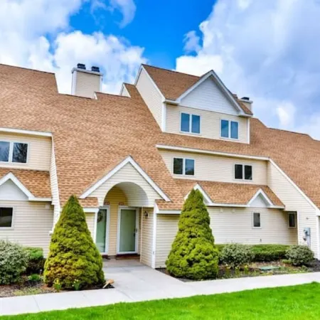 Spacious Townhouse minutes from Village and Slopes with shuttle to mountain