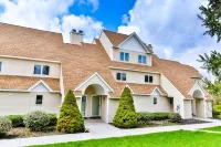 Spacious Townhouse minutes from Village and Slopes with shuttle to mountain