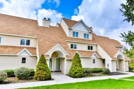 Spacious Townhouse minutes from Village and Slopes with shuttle to mountain