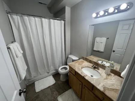 Spacious two bedroom condo with a cozy feel! Отели рядом с достопримечательностью «Jackson Park»