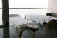 Beach Front Condo with a Beautiful view of the bay! Hotel a 