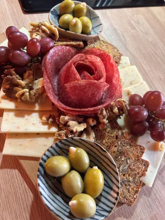 Forest Retreat: Cozy Cabin with Nordic Spa &Bunkie