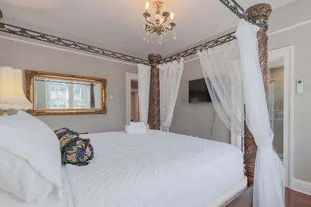 Room 1 at The Warwick Inn – Cozy Elegance in the Heart of Town