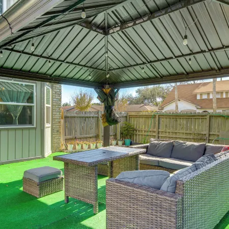 9 Mi to Dtwn: Spacious Retreat in Corpus Christi!