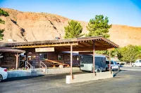 Red Stone Inn - Parkplatz