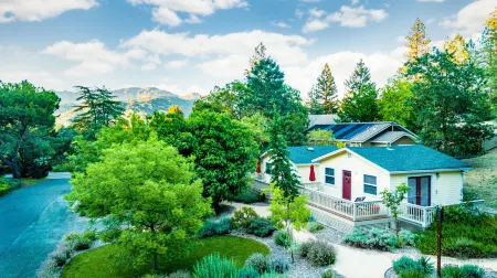 Aurora Park Cottages Отели в г. Калистога