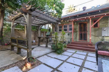 Beachrunners Inn Отели рядом с достопримечательностью «Нейплс»