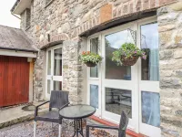 Yr Wyddfa Hotels in Llanddeiniolen