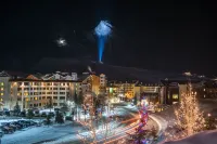 Mountaineer Square翻新一卧室公寓大廈-免清潔費！ by RedAwning - 停車場