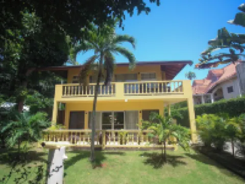 มูนไรส์ วิลลาส์ โรงแรมในเนกริล