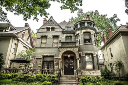 Inn at St James Court Hotels in Shively