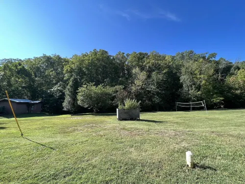 JI6, King Guest Room at the Joplin Inn at entrance to the resort by RedAwning Hotels in Mount Ida