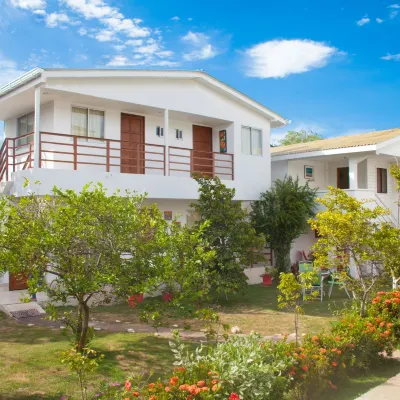 Cabanas Green Yard โรงแรมใกล้หาด Spratt Bight Beach