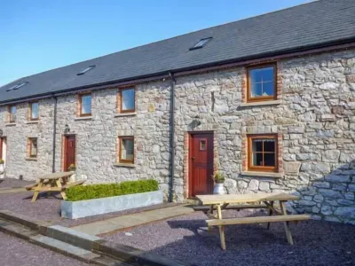 Stabal-y-Gwedd Hotels near Tir Prince Market