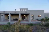 Big Sky Marfa - Quiet, Spacious Adobe with Spectacular WtX Views! Hotel dekat Building 98