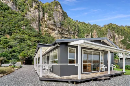 Punakaiki Beachfront Motels Отели рядом с достопримечательностью «Панкейк Рокс Лукаут»