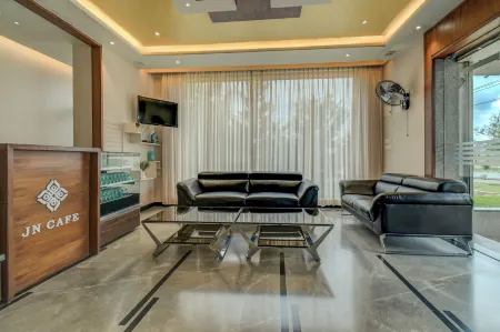 Hotel J N Stay Отели рядом с достопримечательностью «Sri Chamundeshwari Temple»