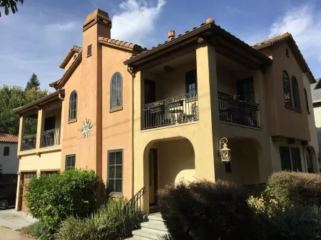 Inn at Parkside Отели рядом с достопримечательностью «McClatchy Library»