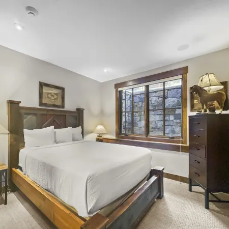 Amazing Pet-Friendly Executive Home, Ski-in Walk-Out - LR884 by Redawning