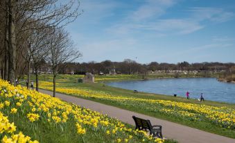 Marks at the Manor Luxury Riverside Apartments - Sleeps up to 4, with Parking and Sky TV