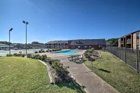 Game Day Retreat Pool Access, 2 Mi to Texas A and M - Apartments
