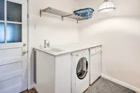< 3 Mi to Pearl St: Home w/ Large Yard in Boulder - 3-نجوم