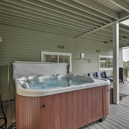 Upscale Flagstaff Home w/ Hot Tub & Mountain Views