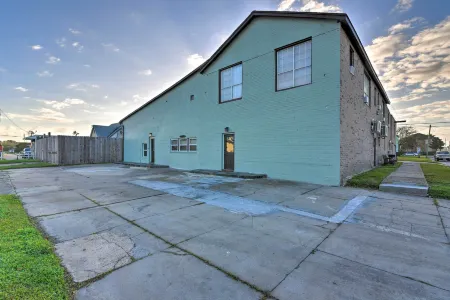 1/2 Mi to Beach: Convenient Retreat in Galveston! Отели рядом с достопримечательностью «Галвестон Айленд Конвеншен Сентер эт Сан Луис Резорт»