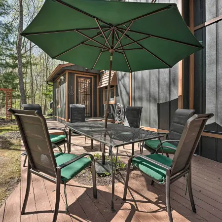 Sawyer Retreat w/ Fire Pit < 2 Mi to Beaches! Hotele w: Chikaming Township