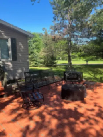 Peaceful 3-bedroom cottage on private Grass Lake.