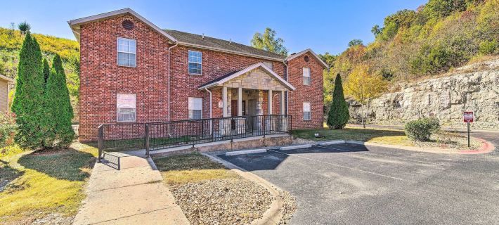 Branson Condo w/ Balcony: Near Silver Dollar City Branson Township otelleri
