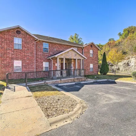 Branson Condo w/ Balcony: Near Silver Dollar City