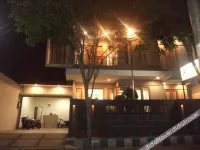 Alloro Boutique Hotel Pacitan Hotel dekat SURYA ABADI MOBILE PHONE