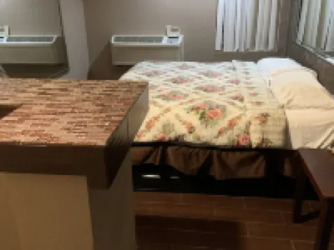 โรงแรมรอยัล รีแล็กซ์ อินน์ โรงแรมในSt. Clair County