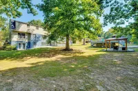 Spacious Home w/ Hot Tub, 14 Mi to Downtown Atl! - Kitchen