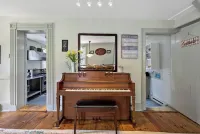 Berkshires Family Inn – for Getaways & Big Groups! Walkable to Butternut!