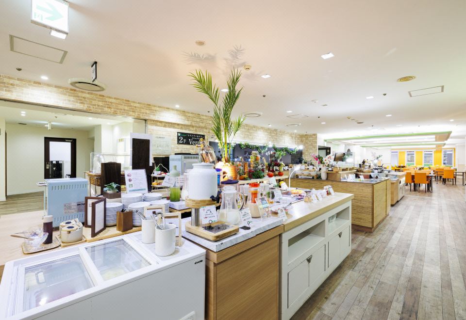 Ana Holiday Inn의 깨끗한 객실 모습