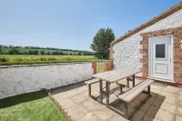 Host & Stay - Easton Meadows Holiday Cottage - parking