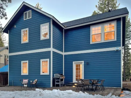 Build memories in the heart of Kings Beach! Отели рядом с достопримечательностью «Государственная зона отдыха Кингс Бич»