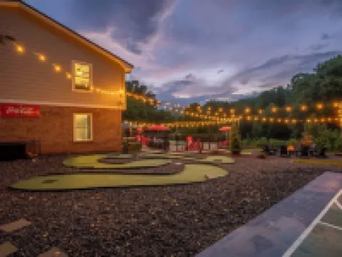 Sleeps 30! Themed Home w/ Pool, Hot Tub, Pond, Pickleball, Putt Putt, Arcades Hotels in Fallstown