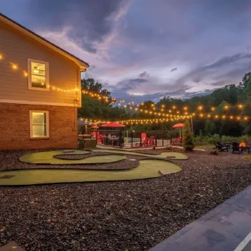 "Enchanted Forest" - Pool, Hot tub, Pond, Pickleball, Basketball, Putt Putt ++++