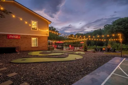Sleeps 30! Themed Home w/ Pool, Hot Tub, Pond, Pickleball, Putt Putt, Arcades Отели в г. Айрделл