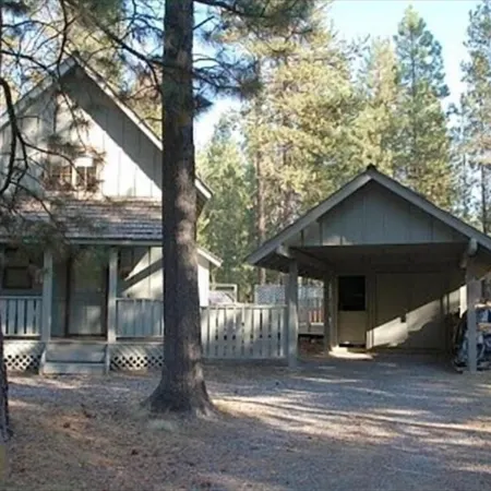 2 Bedroom Dog Friendly Cabin in Sunriver. 6 Sharc Passes Included.